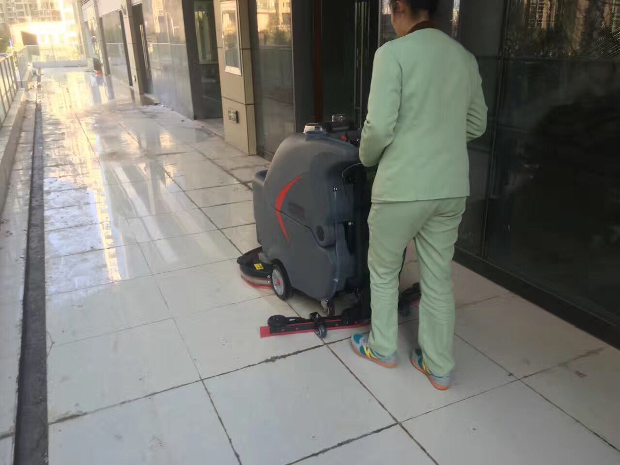 全自動(dòng)洗地機(jī)的電瓶如何維護(hù)？
